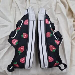 CONVERSE Chuck Taylor All Star 2V  Toddler Strawberries little girls size 9